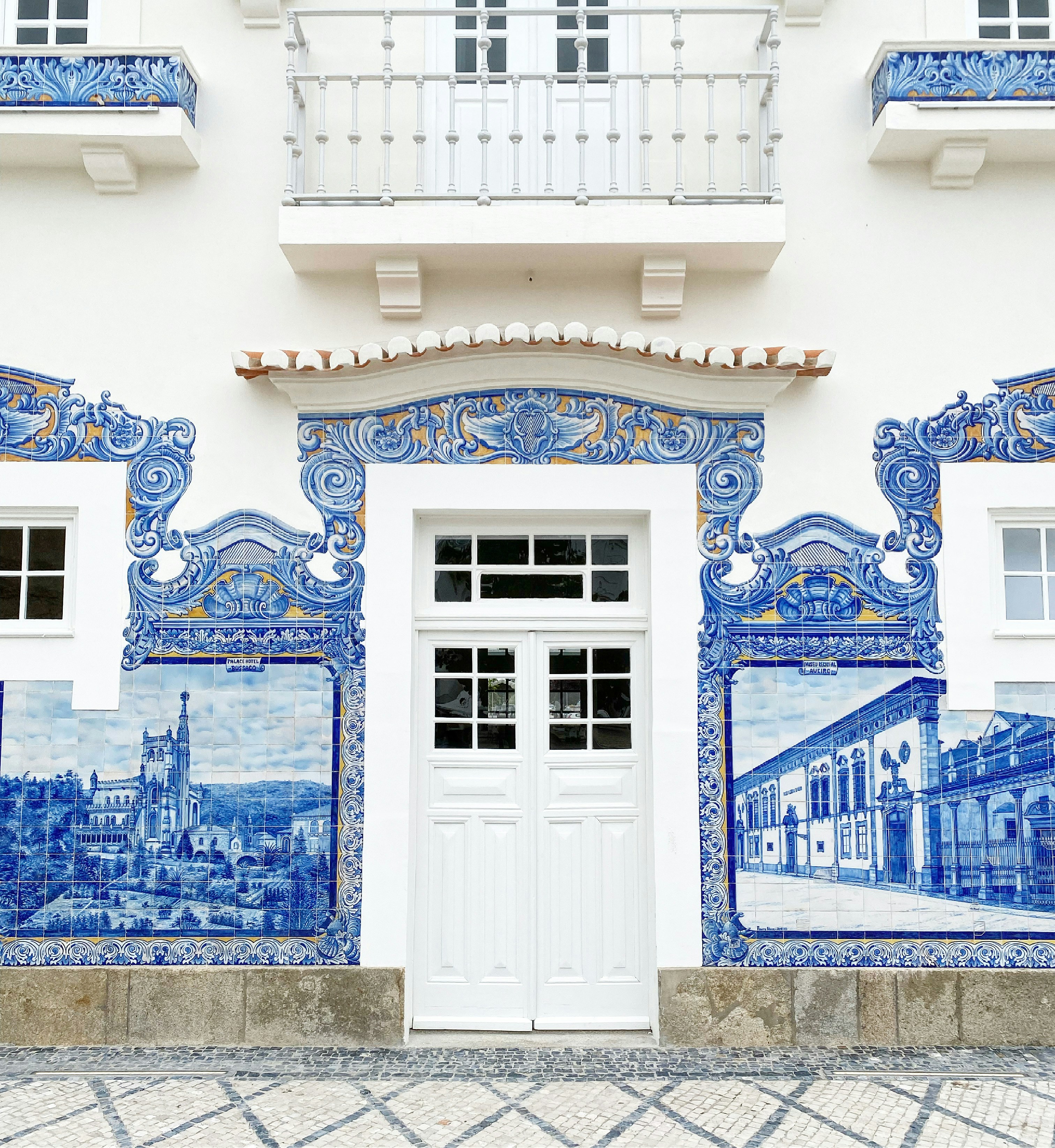 Moliceiro boats on the Aveiro canal with colourful Art Nouveau facades